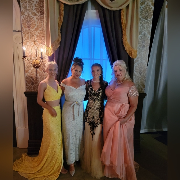 Meet your Posher, Felicia - Picture 3 of 3